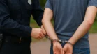 Sonhar com polícia prendendo alguém: justiça e limites