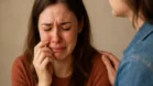 Sonhar com uma pessoa conhecida chorando muito: consolo