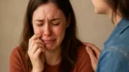 Sonhar com uma pessoa conhecida chorando muito: consolo