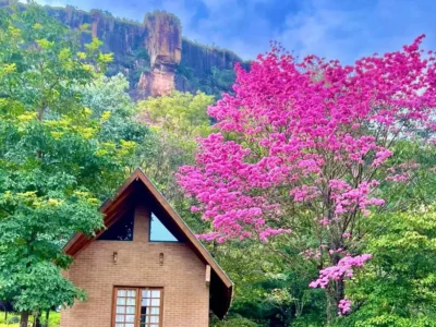 Chalé em Piraputanga: refúgio com cachoeira e paz
