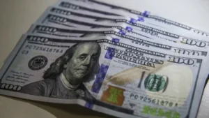 Dólar sobe com tensão no Oriente Médio e fecha a R$ 5,17