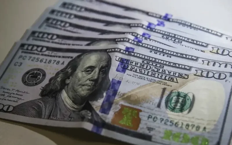 Dólar sobe com tensão no Oriente Médio e fecha a R$ 5,17