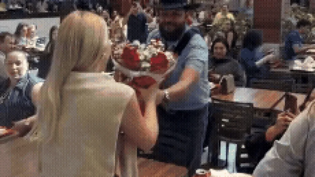 Zé Barba faz serenata para esposa em praça de alimentação de shopping
