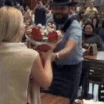 Zé Barba faz serenata para esposa em praça de alimentação de shopping