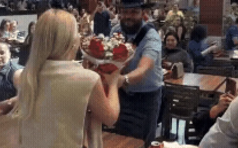 Zé Barba faz serenata para esposa em praça de alimentação de shopping