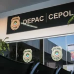 Menino de 6 anos é achado sozinho em casa e mãe vai à delegacia