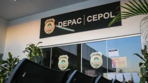 Menino de 6 anos é achado sozinho em casa e mãe vai à delegacia