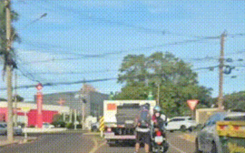 Motociclista é flagrado rebocando jovem de patins em Campo Grande