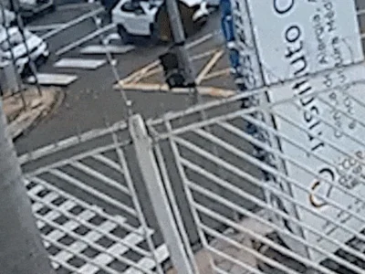 Viatura com 5 presos é atingida por carro no Centro
