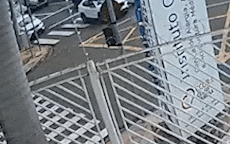 Viatura com 5 presos é atingida por carro no Centro