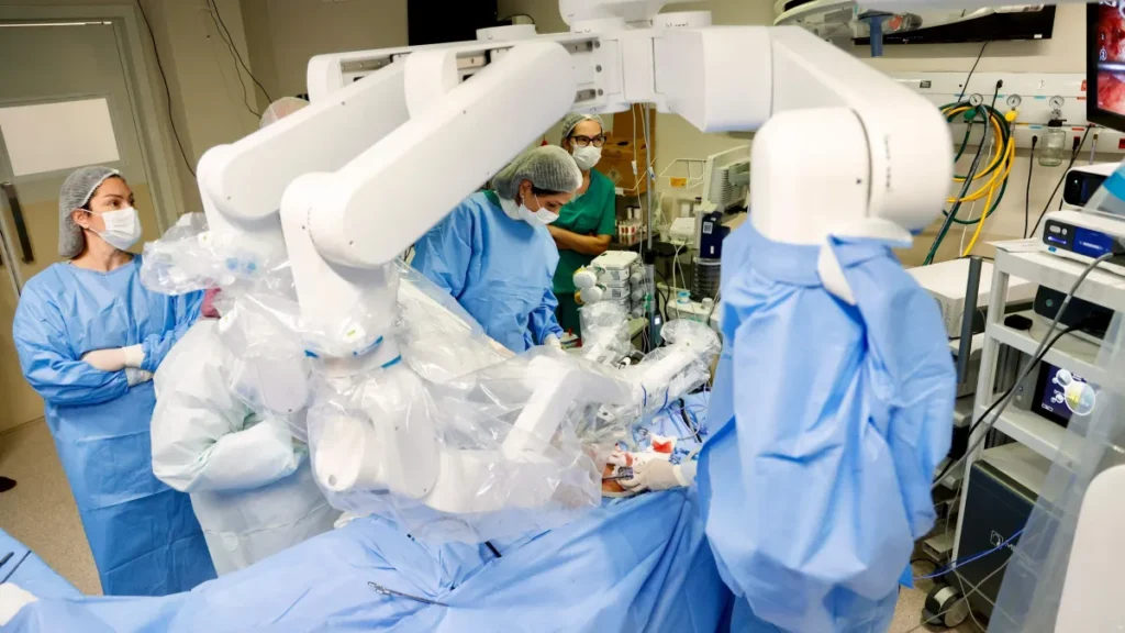 MS lidera cirurgia robótica inédita com Chile e Panamá