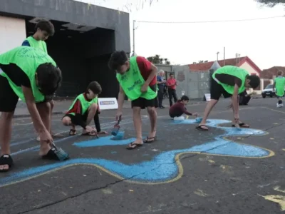 Crianças pintam rua da Cidade da Copa em Campo Grande