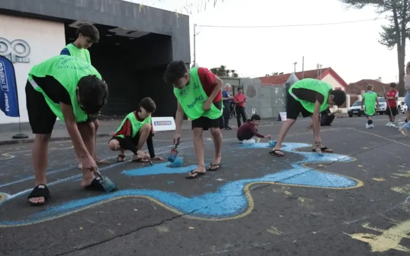 Crianças pintam rua da Cidade da Copa em Campo Grande