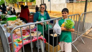 Lixo vira moeda para comprar alimentos em projeto escolar