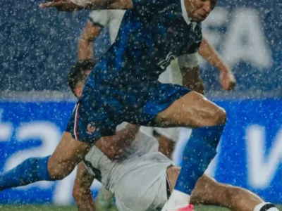 Mbappé brilha, França vence Iraque e avança na Copa