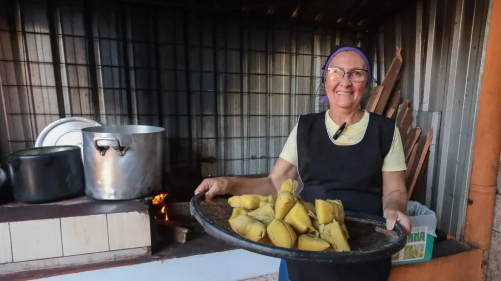 Pamonha a R$ 5: Alcione mantém tradição há 30 anos no fogão à lenha