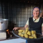 Pamonha a R$ 5: Alcione mantém tradição há 30 anos no fogão à lenha