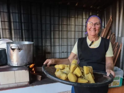 Pamonha a R$ 5: Alcione mantém tradição há 30 anos no fogão à lenha