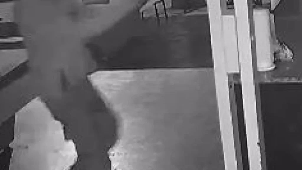 Dupla invade tabacaria a tiros e deixa dois feridos em Coxim