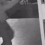 Dupla invade tabacaria a tiros e deixa dois feridos em Coxim