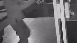 Dupla invade tabacaria a tiros e deixa dois feridos em Coxim