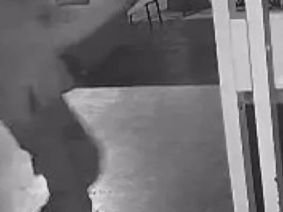 Dupla invade tabacaria a tiros e deixa dois feridos em Coxim