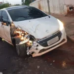 Motorista bate carro em carreta e foge em Campo Grande