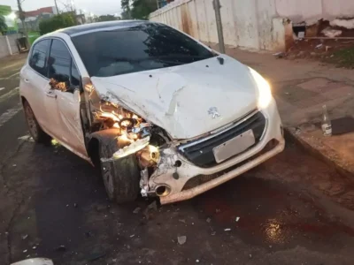 Motorista bate carro em carreta e foge em Campo Grande