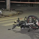 Jovem morre arremessado em acidente entre moto e carro em rotatória