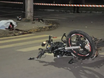 Jovem morre arremessado em acidente entre moto e carro em rotatória
