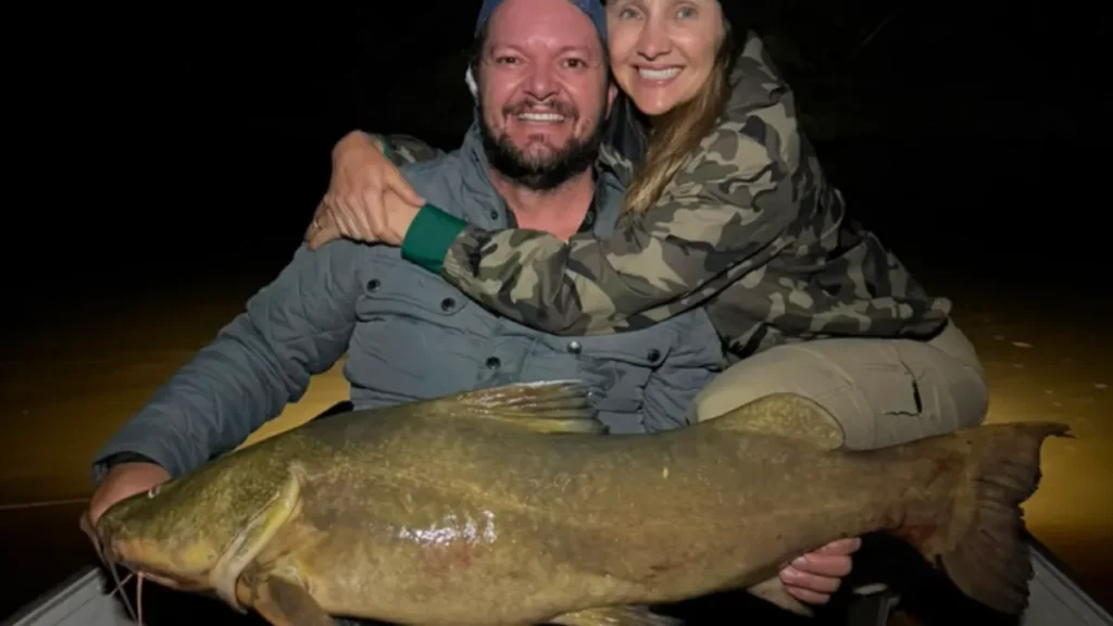 Casal pesca jaú de 25 kg em noite de lua no Pantanal