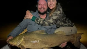 Casal pesca jaú de 25 kg em noite de lua no Pantanal