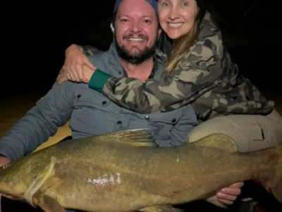 Casal pesca jaú de 25 kg em noite de lua no Pantanal