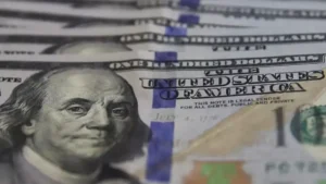 Dólar fecha semana estável a R$ 5,16 após queda de 0,76%