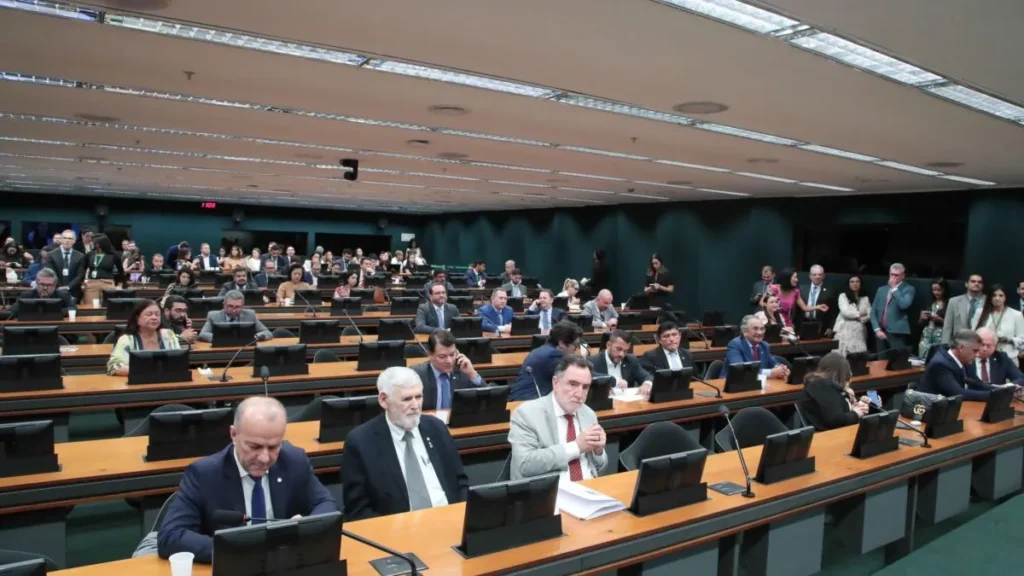 Câmara aprova PEC que proíbe aposentadoria compulsória de juízes