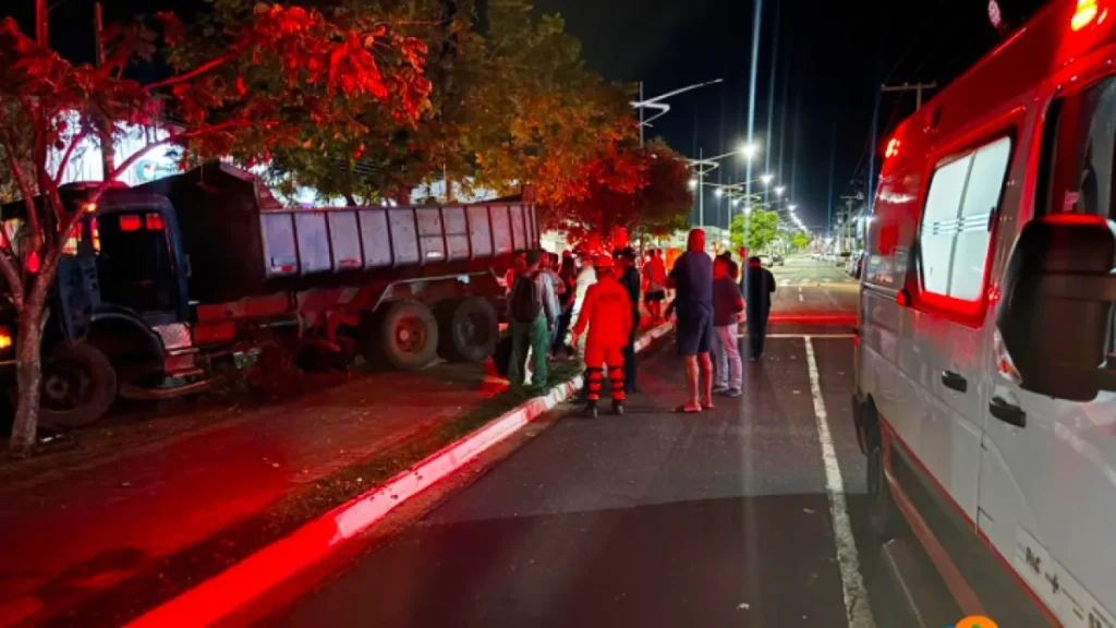 Caminhão perde freio, atinge 3 carros e fere dois em Coxim