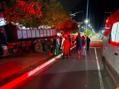 Caminhão perde freio, atinge 3 carros e fere dois em Coxim