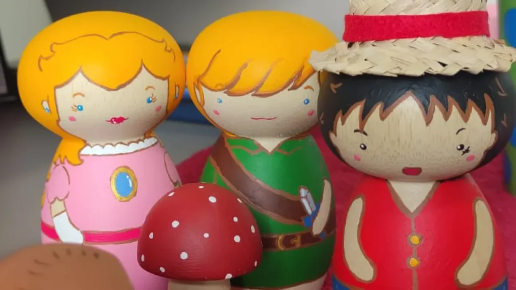 Kokeshis transformam casamentos, pets e memórias em arte