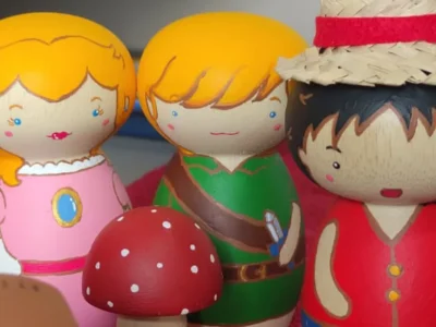 Kokeshis transformam casamentos, pets e memórias em arte