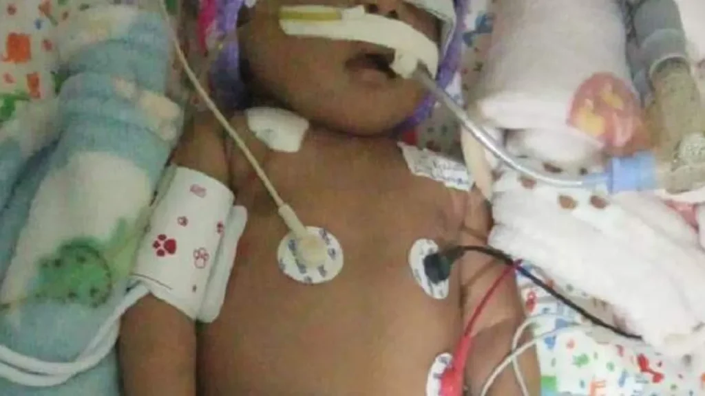 Pais de bebê morta após maus-tratos viram réus por homicídio doloso