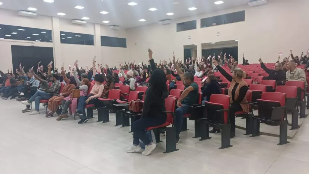 Professores aprovam reajuste de 5,4% parcelado até janeiro de 2027