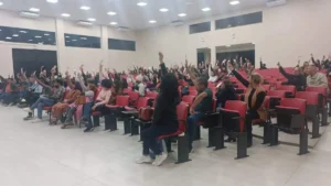 Professores aprovam reajuste de 5,4% parcelado até janeiro de 2027
