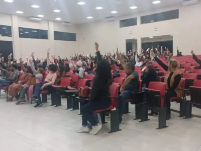 Professores aprovam reajuste de 5,4% parcelado até janeiro de 2027