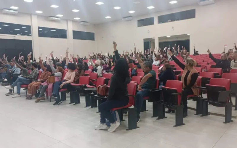 Professores aprovam reajuste de 5,4% parcelado até janeiro de 2027