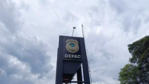 Mulher escapa enquanto companheiro dorme e homem é preso