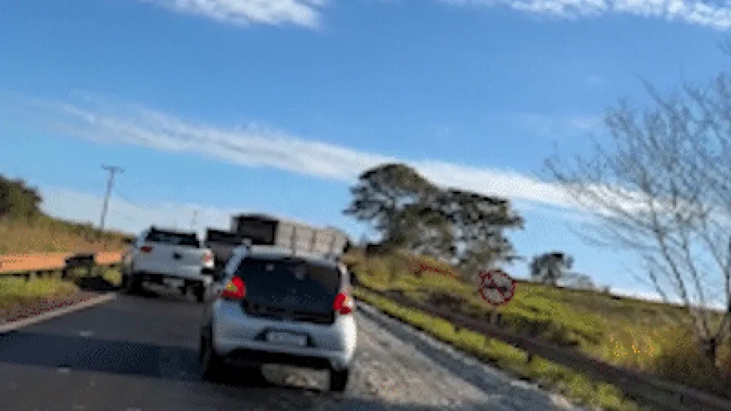 MS-395 parcialmente interditada após sebo na pista causar acidente