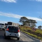 MS-395 parcialmente interditada após sebo na pista causar acidente