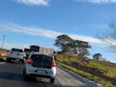 MS-395 parcialmente interditada após sebo na pista causar acidente