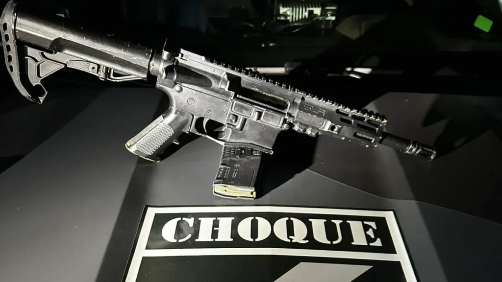 Fuzil americano M4 é encontrado abandonado em avenida de MS