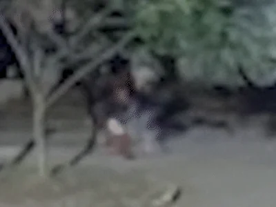 Homem é esfaqueado por dupla no meio da rua e fica em estado grave